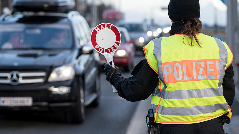 Seit September 2015 wird an den bayerischen Außengrenzen wieder kontrolliert &ndash; wie hier in Schwarzbach an der Autobahn Salzburg-München.