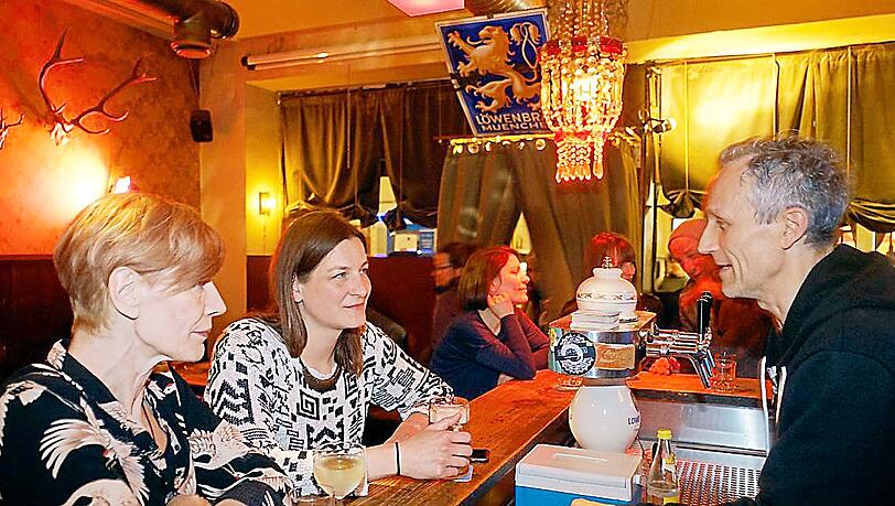 Nettes Gespräch mit den Gästen: Wirt Bernhard Steinweg. Nettes Gespräch mit den Gästen: Wirt Bernhard Steinweg.