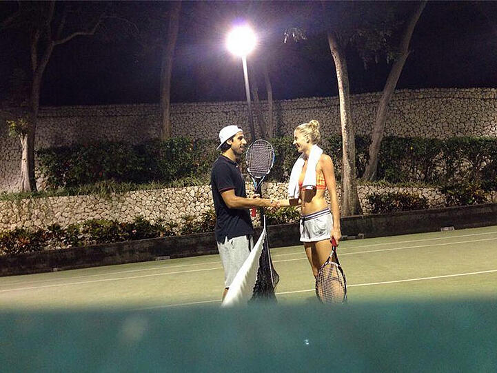 Sami Khedira liefert sich ein Tennismatch mit Lena Gercke