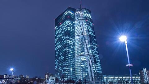 Die Europäische Zentralbank hatte unter ihrem Präsidenten Mario Draghi zwischen März 2015 und Ende 2018 rund 2,6 Billionen Euro in Staatsanleihen und andere Wertpapiere gesteckt.