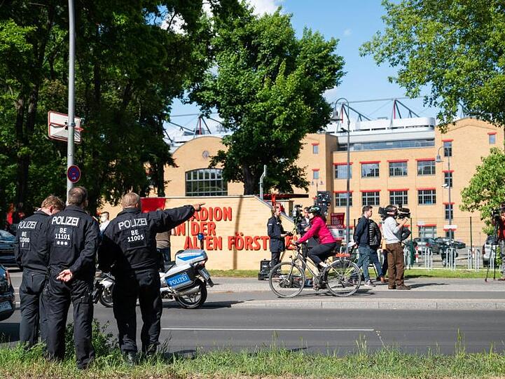 olizisten stehen vor dem Stadion an der alten Försterei. Foto: Christophe Gateau/dpa