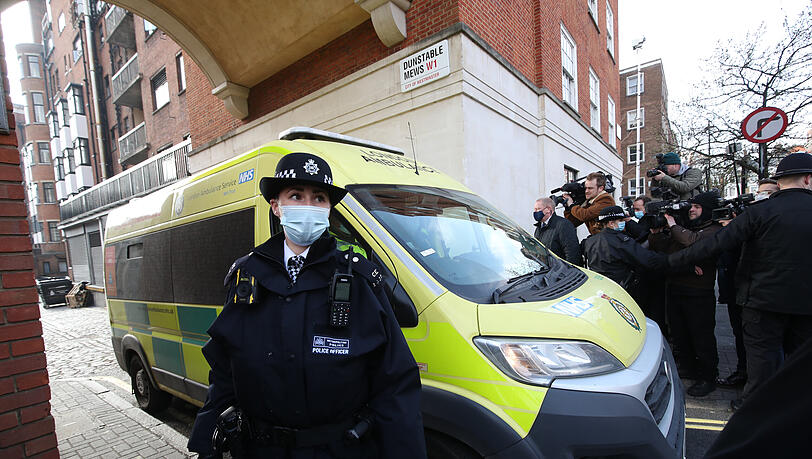 Polizisten und Sicherheitskräfte machen den Weg frei für einen Krankenwagen, als dieser durch einen Hinterausgang das "King Edward VII Krankenhaus" verlässt, in dem der britische Prinz Philip seit dem 16. Februar behandelt wird. Polizisten und Sicherheitskräfte machen den Weg frei für einen Krankenwagen, als dieser durch einen Hinterausgang das "King Edward VII Krankenhaus" verlässt, in dem der britische Prinz Philip seit dem 16. Februar behandelt wird.