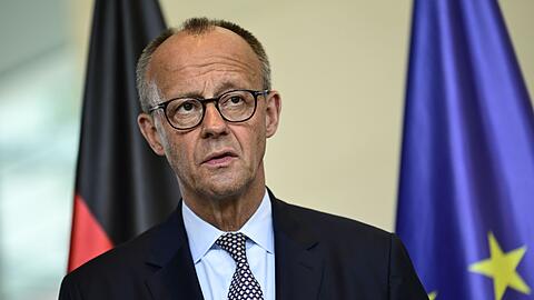 Bundeskanzler Merz hält den Verzicht auf einen Waffenstillstand in der Ukraine unter bestimmten Bedingungen für vertretbar. (Archivbild)
