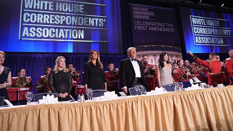 Donald Trump und Melania Trump beim Dinner der White House Correspondents' Association in Washington, DC, bevor Trump nach dem Sicherheitsvorfall abrupt von der B&uuml;hne gef&uuml;hrt wurde.