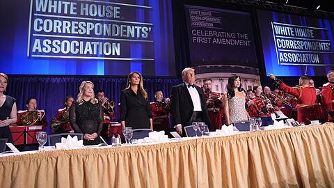 Donald Trump und Melania Trump beim Dinner der White House Correspondents' Association in Washington, DC, bevor Trump nach dem Sicherheitsvorfall abrupt von der B&uuml;hne gef&uuml;hrt wurde.