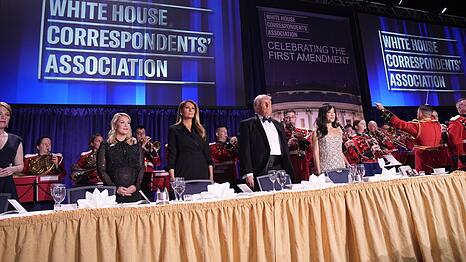 Donald Trump und Melania Trump beim Dinner der White House Correspondents' Association in Washington, DC, bevor Trump nach dem Sicherheitsvorfall abrupt von der B&uuml;hne gef&uuml;hrt wurde.