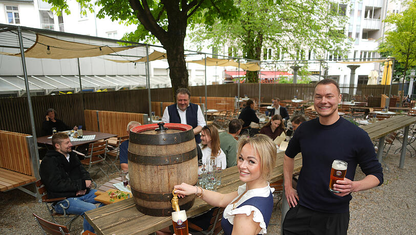 Zeno Kratzer und Kellnerin Sophie zapfen im Biergarten. Zeno Kratzer und Kellnerin Sophie zapfen im Biergarten.