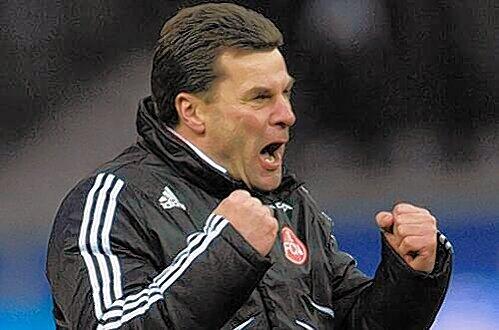 Kann so ausgelassen jubeln wie die Anhänger: Club-Trainer Dieter Hecking zollt den Fans ein dickes Lob.
