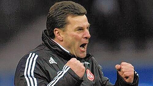 Kann so ausgelassen jubeln wie die Anhänger: Club-Trainer Dieter Hecking zollt den Fans ein dickes Lob. Kann so ausgelassen jubeln wie die Anhänger: Club-Trainer Dieter Hecking zollt den Fans ein dickes Lob.