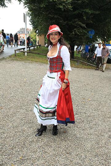 Promis präsentieren ihre Trachten auf der Wiesn 2012