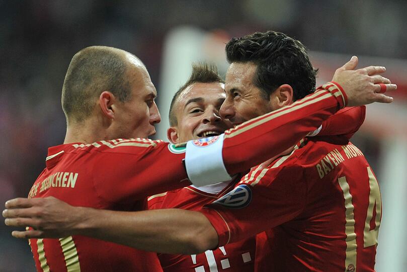 ARJEN ROBBEN NOTE 1: Sprühte vor Energie und Tatendrang, der Kapitän! Sehr auffällig: Munterte die Kollegen auf, feuerte an. Schöne Ablage auf Pizarro. Und als Höhepunkt: Der Knaller zum 2:0. Leichte Beute: das Abstauber-4:0. Er ist wieder der Alte!