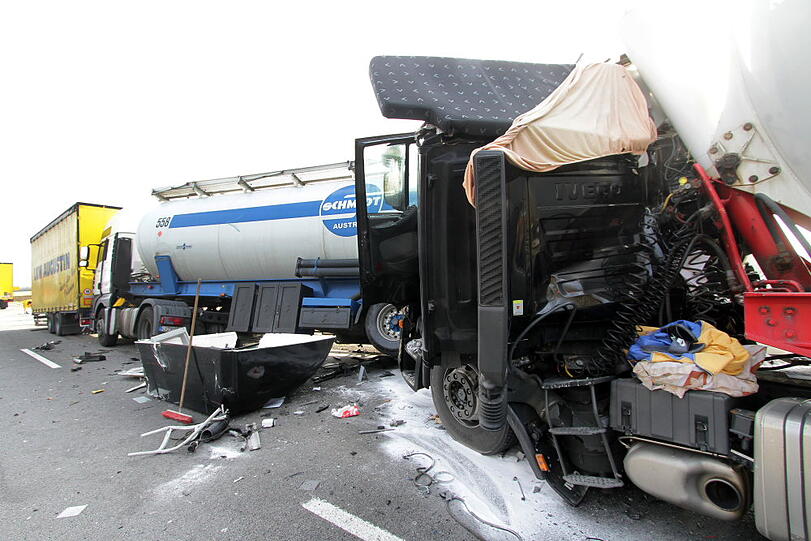Bilder des dramatischen Verkehrsunfalls mit 4 Sattelzügen.
