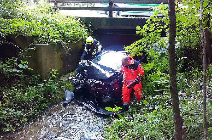 Ein 18-jähriger Fahranfänger stürzte mit seinem Audi in einen Bach. Er wurde leicht verletzt. Die Bilder.