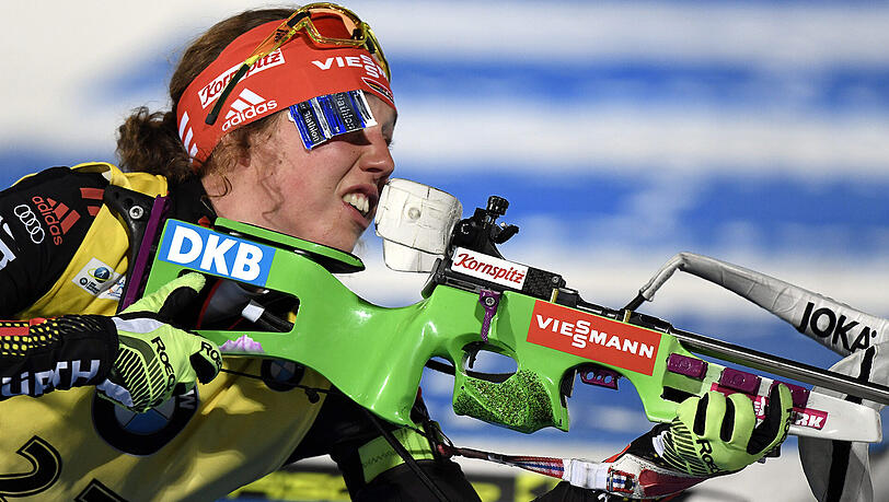 Mit ihrem Aussetzer beim ersten Schießen, als sie ihre ersten drei Schüsse daneben setzte, verhalf Laura Dahlmeier völlig unverhofft Gabriela Koukalova noch zum Gewinn der kleinen Kristallkugel. Mit ihrem Aussetzer beim ersten Schießen, als sie ihre ersten drei Schüsse daneben setzte, verhalf Laura Dahlmeier völlig unverhofft Gabriela Koukalova noch zum Gewinn der kleinen Kristallkugel.