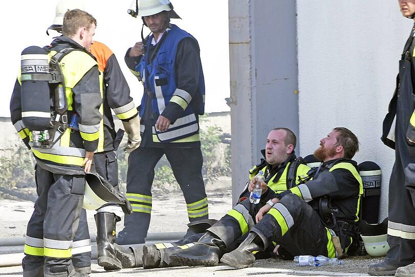 Die Lagerhalle in Markt Indersdorf ist komplett abgebrannt - wie es zu dem Feuer kam, ist aktuell noch unklar. Die Bilder vom Feuerwehreinsatz.