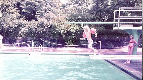 AZ-Leserin Stefanie Moser erinnert sich gern an ihre Jugend im Ungererbad - hier mit einem Bild von 1983.