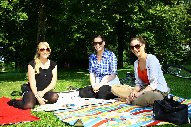 Picknick im Grünen: Jenny, Simone und Eva.