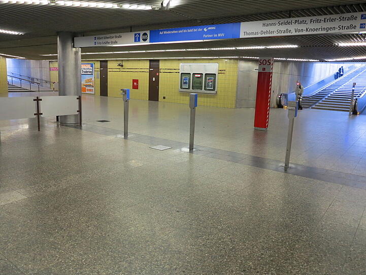 Die Pfeile zeigen statt links zur DRV nach vorne zum Busbahnhof.