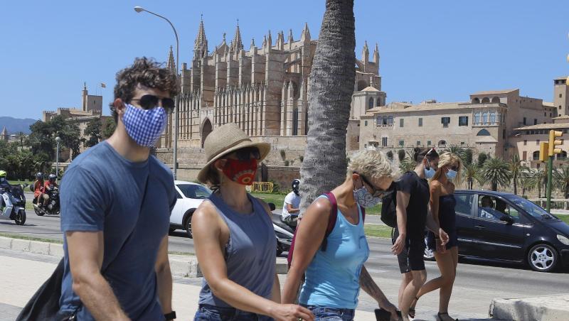 Junge Leute tragen einen Mund-Nasenschutz bei ihrem Gang durch Palma de Mallorca. Foto: Clara Margais/dpa/Archivbild Junge Leute tragen einen Mund-Nasenschutz bei ihrem Gang durch Palma de Mallorca. Foto: Clara Margais/dpa/Archivbild