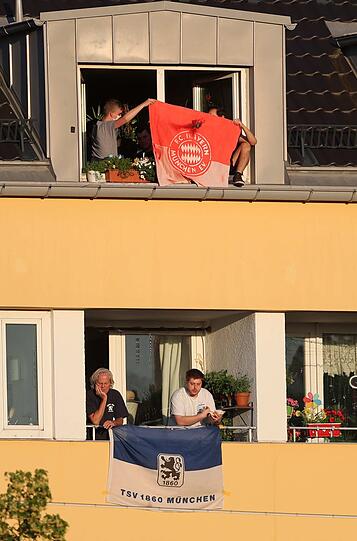Leere Ränge - volle Unterstützung: Fans beider Lager verfolgen das Geister-Derby vom Wohnzimmer aus.