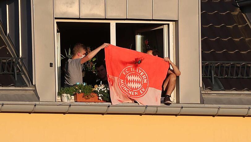 Leere Ränge - volle Unterstützung: Fans beider Lager verfolgen das Geister-Derby vom Wohnzimmer aus. Leere Ränge - volle Unterstützung: Fans beider Lager verfolgen das Geister-Derby vom Wohnzimmer aus.