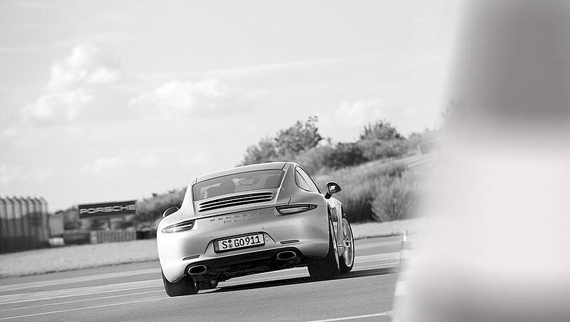 Hausaufgabe bei der Porsche-Fahrschule: Sicheres Wedeln um Pilonen Hausaufgabe bei der Porsche-Fahrschule: Sicheres Wedeln um Pilonen