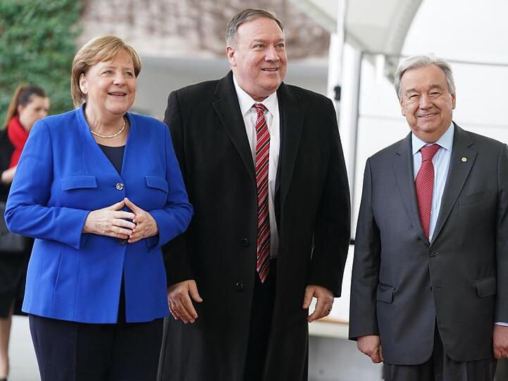 Politische Schwergewichte: Bundeskanzlerin Angela Merkel begrüßt US-Außenminister Mike Pompeo (M.) und UN-Generalsekretär Antonio Guterres bei der Libyen-Konferenz.