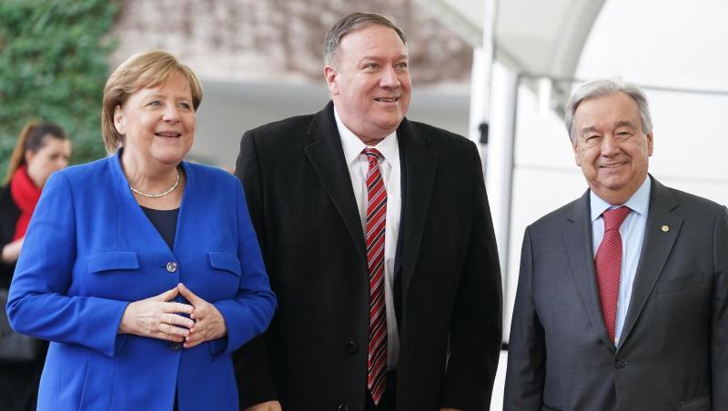Politische Schwergewichte: Bundeskanzlerin Angela Merkel begrüßt US-Außenminister Mike Pompeo (M.) und UN-Generalsekretär Antonio Guterres bei der Libyen-Konferenz. Politische Schwergewichte: Bundeskanzlerin Angela Merkel begrüßt US-Außenminister Mike Pompeo (M.) und UN-Generalsekretär Antonio Guterres bei der Libyen-Konferenz.