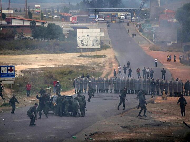 Venezuelas Soldaten blockieren einen Grenzübergang nach Brasilien.