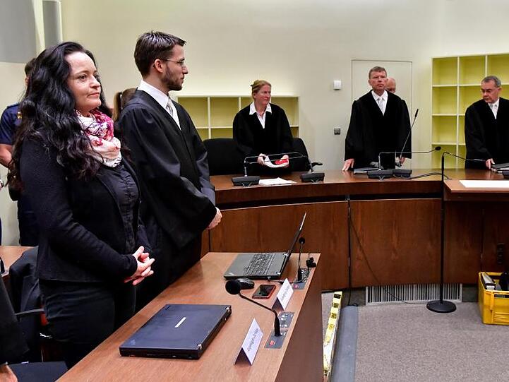 Die Angeklagte Beate Zschäpe steht neben ihrem Anwalt Mathias Grasel im Gerichtssaal. Foto: Peter Kneffel/dpa-Pool/dpa/Archivbild