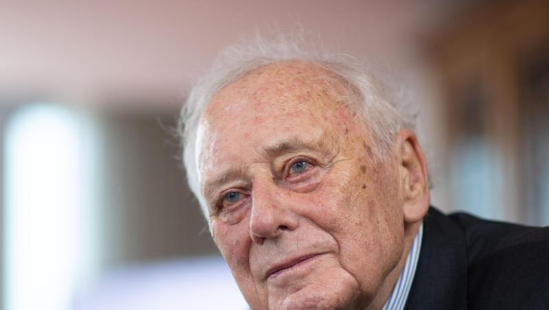Reinhold Würth machte kurz nach dem Krieg in der väterlichen Firma eine Lehre - und führte das Unternehmen dann von 1954 an. Reinhold Würth machte kurz nach dem Krieg in der väterlichen Firma eine Lehre - und führte das Unternehmen dann von 1954 an.