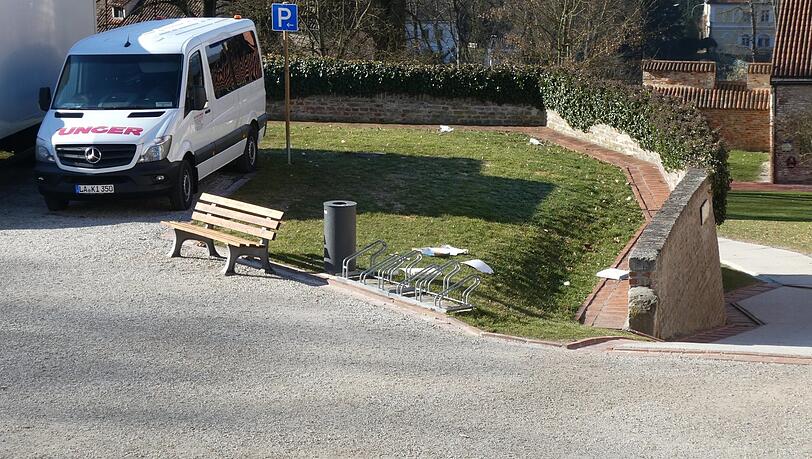 Überall, nur nicht im Mülleimer, liegt Müll auch auf den Grünflächen vor dem Verwaltungsgebäude der Burg Trausnitz verstreut. Überall, nur nicht im Mülleimer, liegt Müll auch auf den Grünflächen vor dem Verwaltungsgebäude der Burg Trausnitz verstreut.