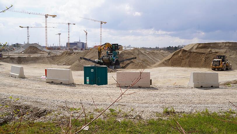 Baustelle hinter der Mauer nahe der Bayernkaserne. Baustelle hinter der Mauer nahe der Bayernkaserne.