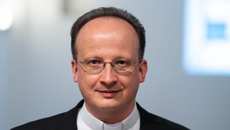 Christoph Klingan, Generalvikar der Erzdiözese München und Freising, kommt zu einer Pressekonferenz.