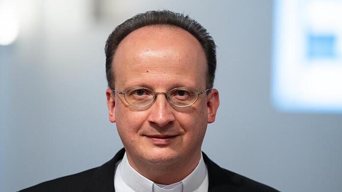 Christoph Klingan, Generalvikar der Erzdiözese München und Freising, kommt zu einer Pressekonferenz.
