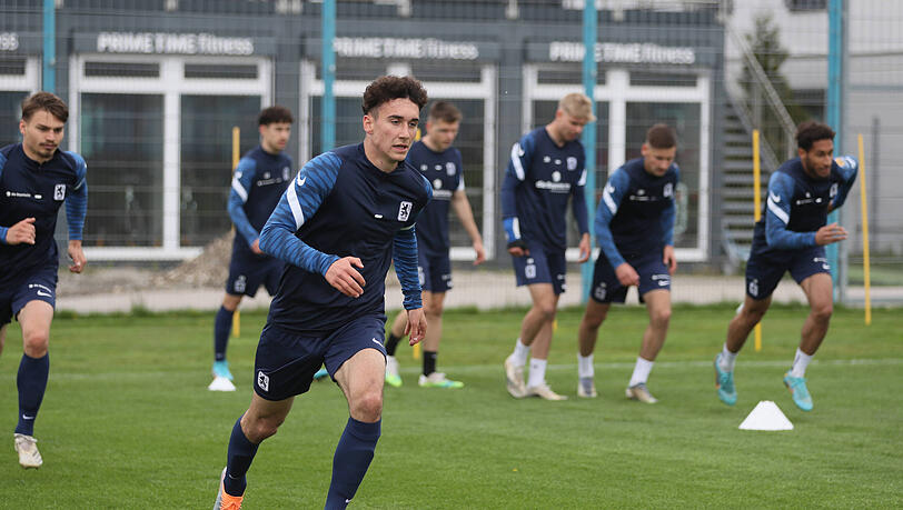 Trainiert mit den Profis: 1860-Talent Michael Glück zieht den Sprint an. Hinten links Valentin Sponer.