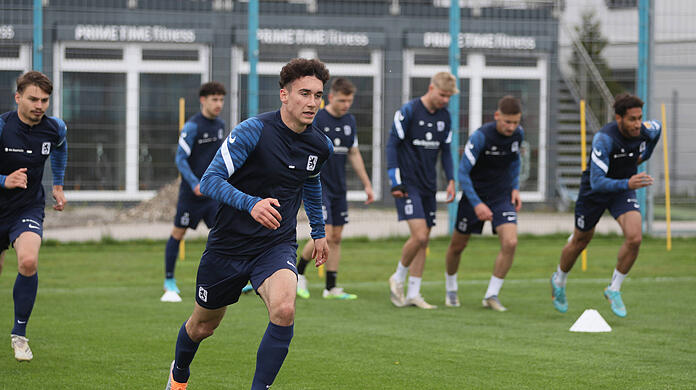 Trainiert mit den Profis: 1860-Talent Michael Glück zieht den Sprint an. Hinten links Valentin Sponer.
