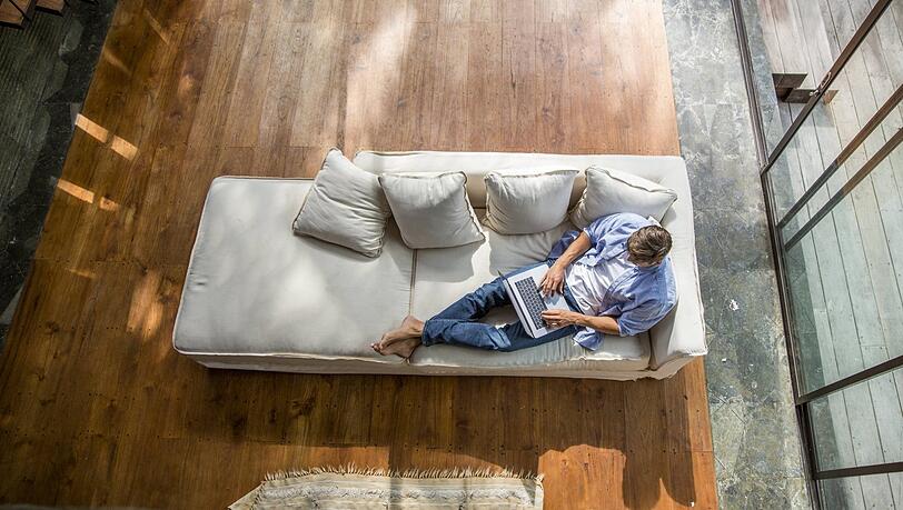 Und sogar das Sofa steht schon drin! Da zahlt man doch gerne ein bisschen mehr, oder nicht?