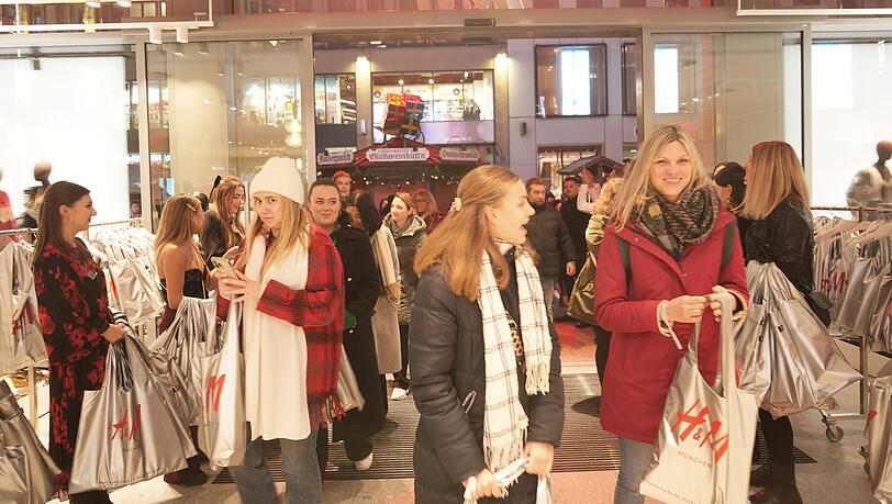Rund 500 ausgewählte Gäste konnten sich am Donnerstag im neuen H&M-Store der Shoppinglust hingeben. Rund 500 ausgewählte Gäste konnten sich am Donnerstag im neuen H&M-Store der Shoppinglust hingeben.