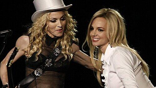 Knicks vor der Gastgeberin: Spears besuchte Madonna auf der Bühne. Knicks vor der Gastgeberin: Spears besuchte Madonna auf der Bühne.
