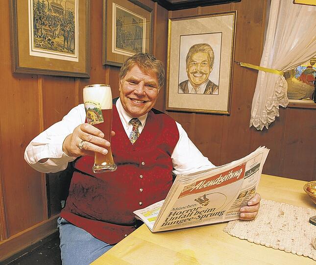 Mit AZ und Weißbier in den 70. Geburtstag: Ex-Löwen-Boss Karl-Heinz Wildmoser.