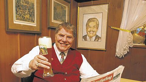 Mit AZ und Weißbier in den 70. Geburtstag: Ex-Löwen-Boss Karl-Heinz Wildmoser.