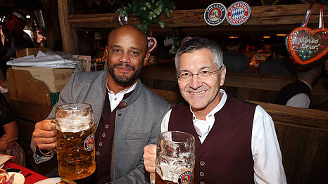 Ein Prost auf eine (fast) perfekte Saison 2025/26: Trainer Vincent Kompany (l.) und Pr&auml;sident Herbert Hainer, hier beim traditionellen Besuch des Oktoberfests im Herbst.