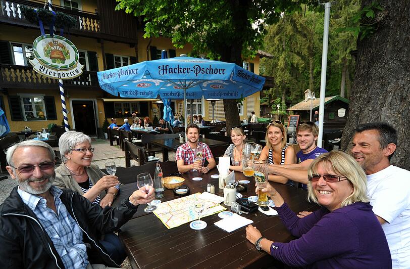 Gemütliche Runde: Der Biergarten m Gasthof Hinterbrühl am See erinnert an eine dörfliche Idylle.