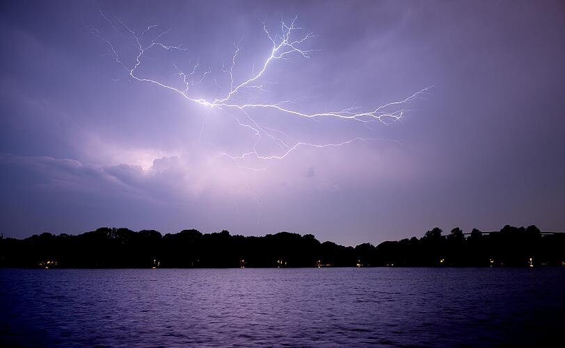 Blitze erleuchten den Nachthimmel am Maschsee in Hannover (Niedersachsen).