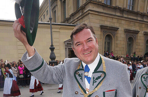 Steht ihm ja schon gut, so eine Lederhose. Und künftig darf Josef Schmid sogar in offizieller Trachten-Mission grüßen: Der Zweite Bürgermeister wird Wiesn-Chef.