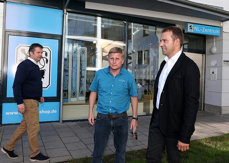 Die DFB-Delegation um Hansi Flick besucht das Nachwuchsleistungszentrum der Löwen.
