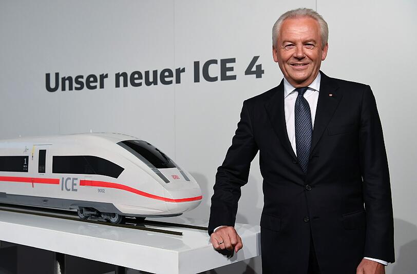 Bahn-Chef Rüdiger Grube posiert in Berlin neben dem Modell eines ICE 4. Foto: Soeren Stache/Archiv
