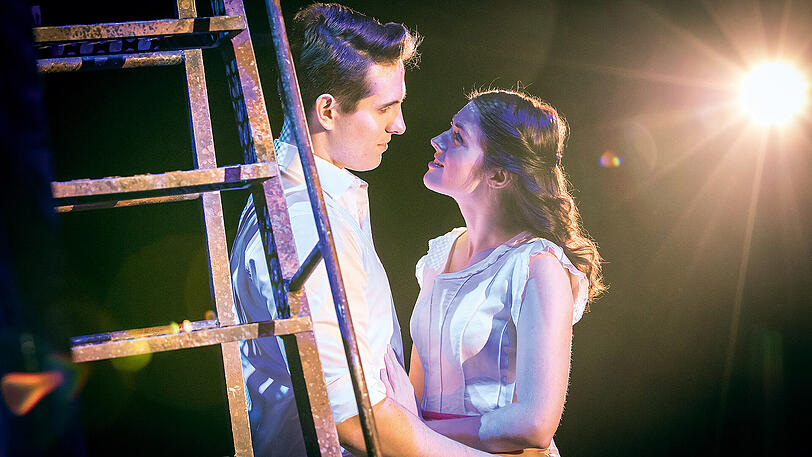 Unglückliche, wahre Liebe: Tony (Kevin Hack) und Maria (Jenna Burns) in &bdquo;West Side Story&ldquo;.