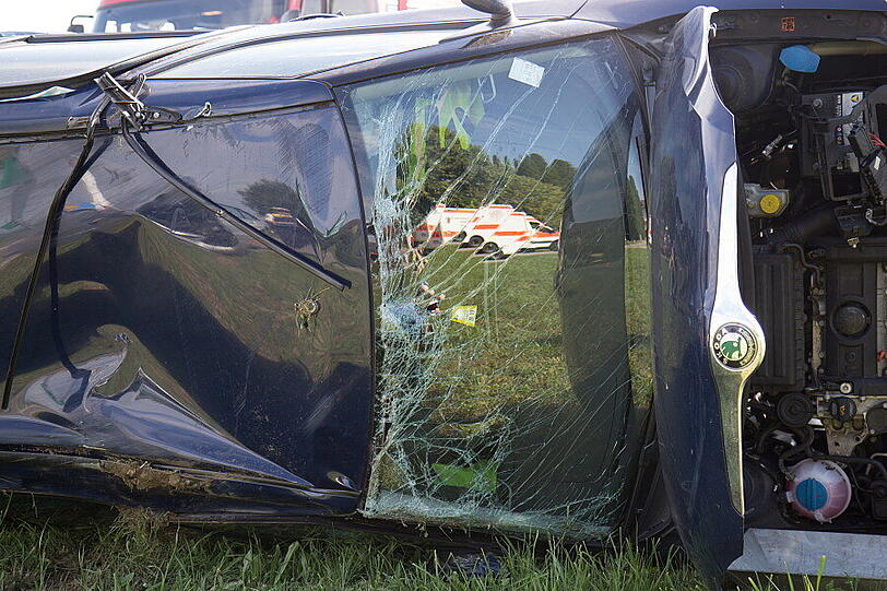 Bei einem Unfall an einer Kreuzung in Weildorf ist am Freitag eine Person schwer verletzt worden. Ein Mercedes-Fahrer hatte einen Skoda übersehen - es kam zum Zusammenstoß.